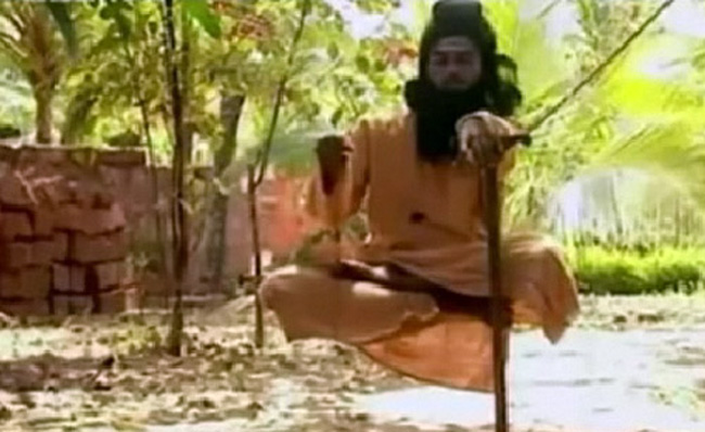 Nhà yoga người Ấn Độ Subbayah Pullivar chỉ dựa vào 1 cây gậy để giữ thăng bằng và sau đó 'bay' lên cách mặt đất khoảng 1 mét. 